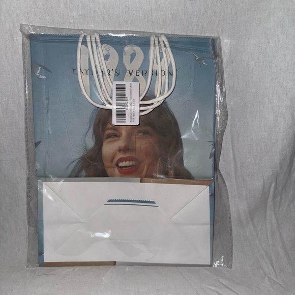 Taylor Swift - Paper Gift Bag with corded handle - Picture 2 of 3